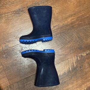 Size 5-6 little boys shoes